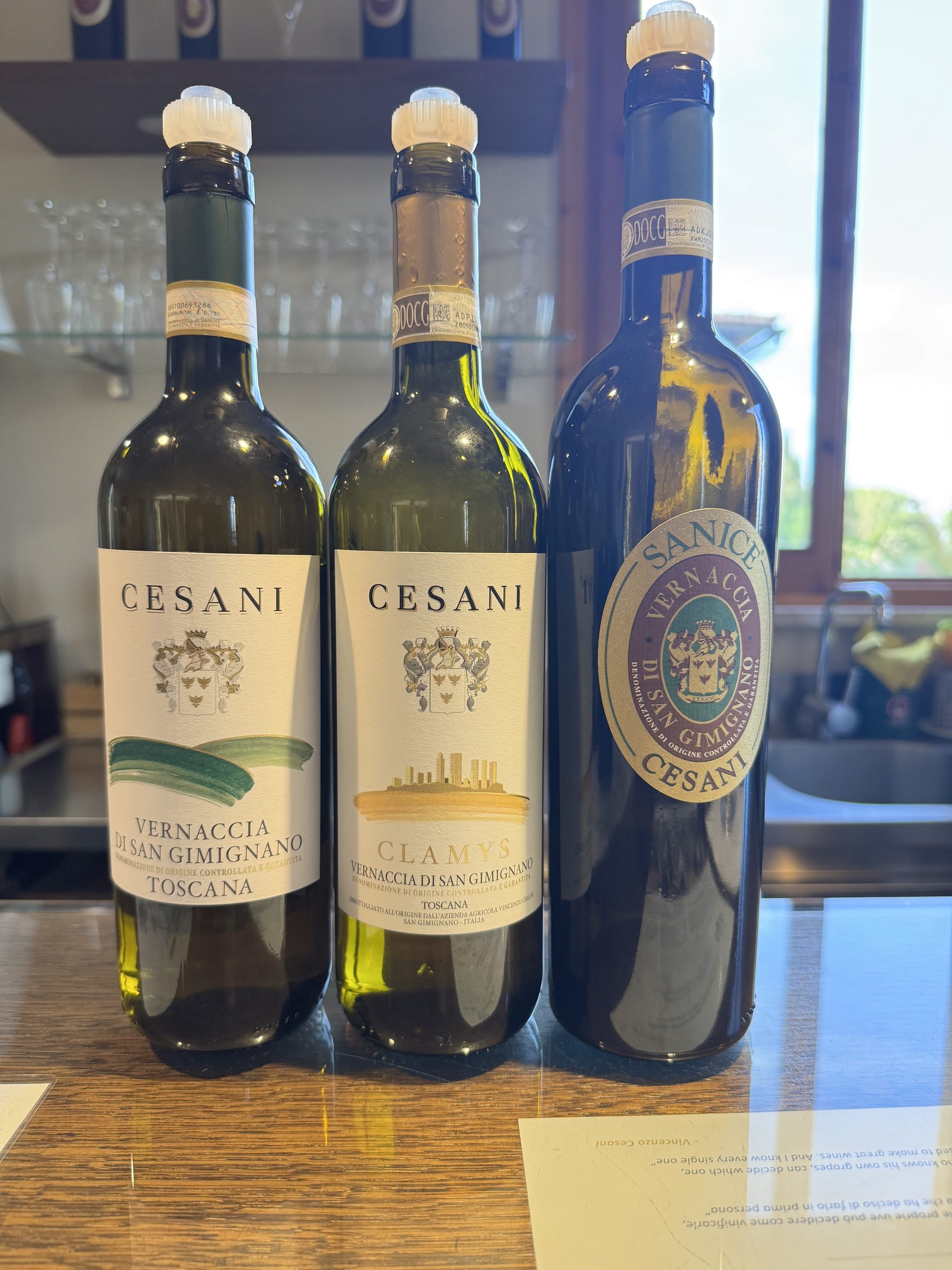 Tre bottiglie di Vernaccia di San Gimignano dell'Azienda Cesani: Vernaccia base, Clamys e Sanice Riserva